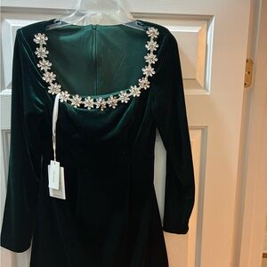 Elegant Green Velvet Long Sleeve Dress with Floral Accents